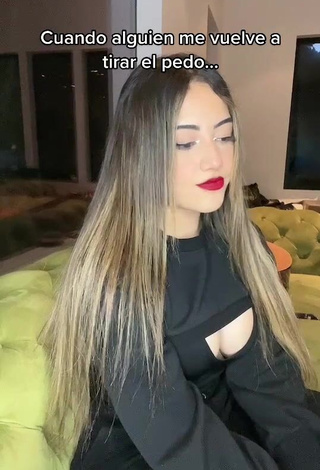 Titillating melipandda Shows Cleavage in Black Top (Side Boob)