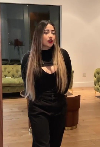 Sexy melipandda Shows Cleavage in Black Top