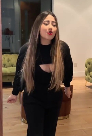 4. Sexy melipandda Shows Cleavage in Black Top