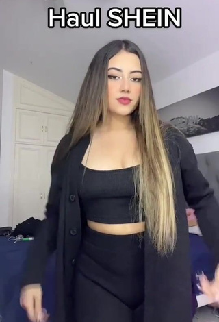 Erotic melipandda Shows Cleavage in Crop Top