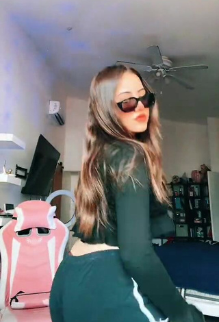 6. Beautiful melipandda in Sexy Black Crop Top while Twerking