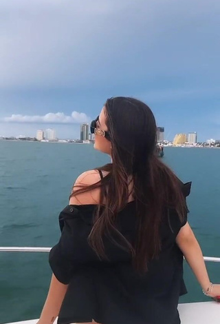 Sultry melipandda Shows Butt on a Boat