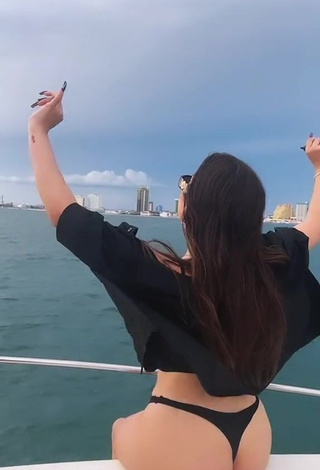 6. Sultry melipandda Shows Butt on a Boat