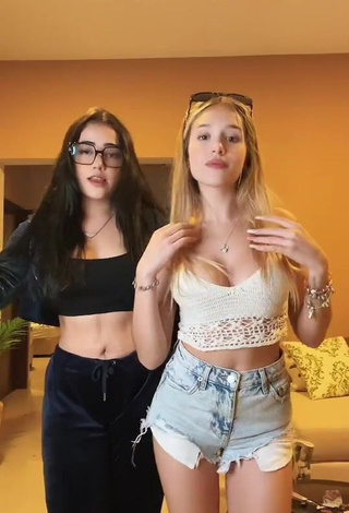 Hot melipandda Shows Cleavage in Black Crop Top