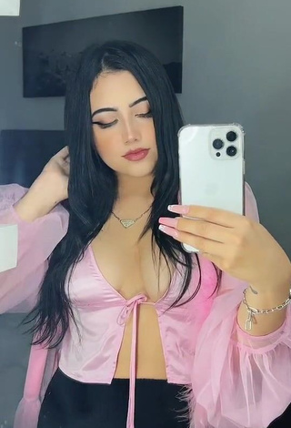 Sexy melipandda Shows Cleavage in Pink Crop Top (Side Boob)