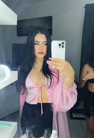 2. Sexy melipandda Shows Cleavage in Pink Crop Top (Side Boob)