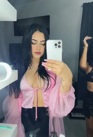 3. Sexy melipandda Shows Cleavage in Pink Crop Top (Side Boob)