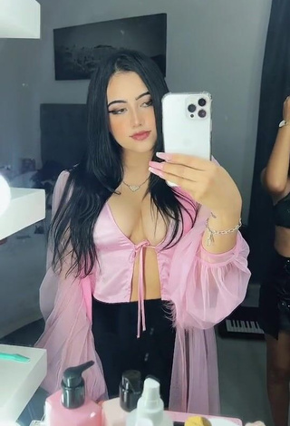 5. Sexy melipandda Shows Cleavage in Pink Crop Top (Side Boob)