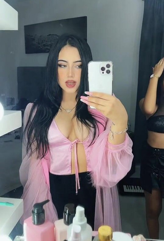 6. Sexy melipandda Shows Cleavage in Pink Crop Top (Side Boob)