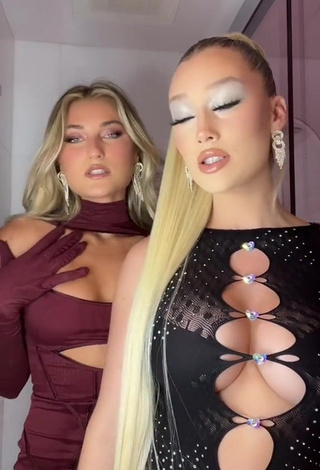 3. Meredith Duxbury Demonstrates Sexy Cleavage (Side Boob)