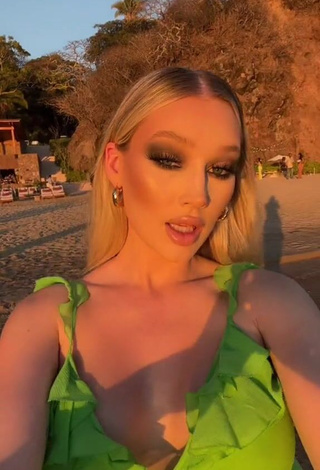 5. Luscious Meredith Duxbury Shows Cleavage in Green Top (Side Boob)