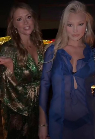 4. Gorgeous Meredith Duxbury Shows Cleavage