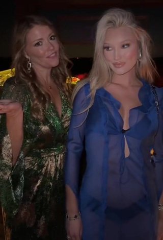 5. Gorgeous Meredith Duxbury Shows Cleavage