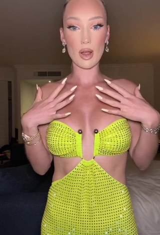 2. Amazing Meredith Duxbury Shows Cleavage (Side Boob)