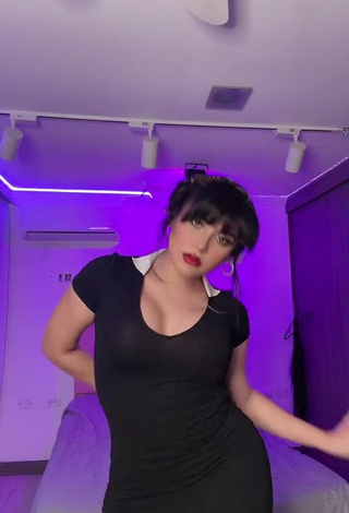 3. Mirandah Demonstrates her Sexy Decollete