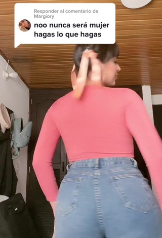 Sexy Mirandah Shows Butt while Twerking