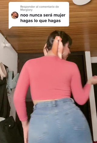 2. Sexy Mirandah Shows Butt while Twerking