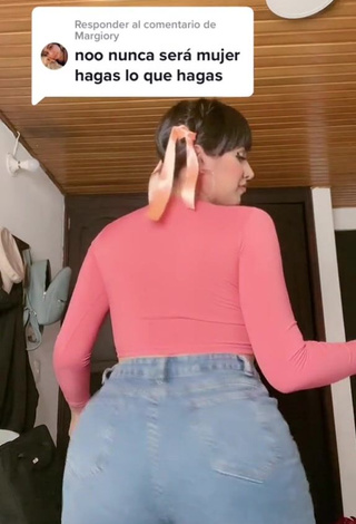 3. Sexy Mirandah Shows Butt while Twerking