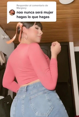 4. Sexy Mirandah Shows Butt while Twerking