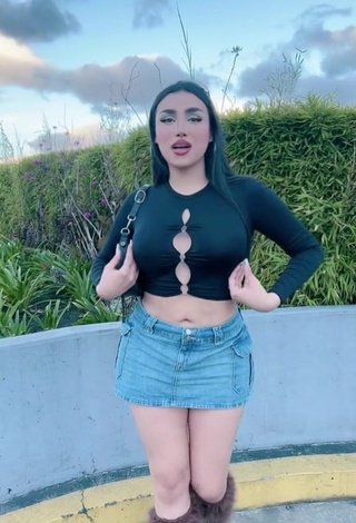 2. Hottest Mirandah Shows Cleavage in Black Crop Top (Side Boob)