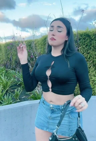 4. Hottest Mirandah Shows Cleavage in Black Crop Top (Side Boob)