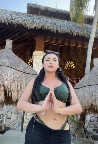 3. Luscious Mirandah Shows Cleavage in Green Bikini Top