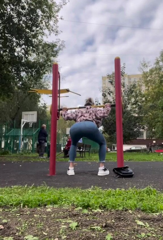 Sultry Niko_len Shows Butt while doing Sports Exercises