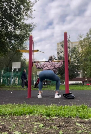 2. Sultry Niko_len Shows Butt while doing Sports Exercises