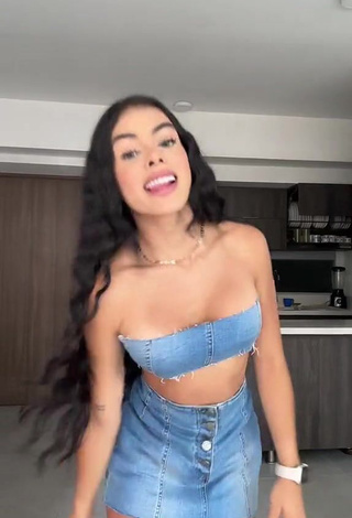 Sexy priv_mav Shows Cleavage in Tube Top