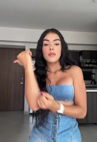 4. Sexy priv_mav Shows Cleavage in Tube Top