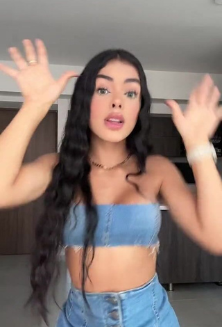 5. Sexy priv_mav Shows Cleavage in Tube Top