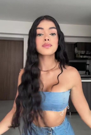 6. Sexy priv_mav Shows Cleavage in Tube Top