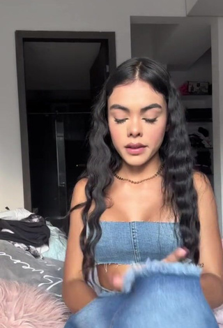 3. Luscious priv_mav Shows Cleavage in Tube Top (Underboob)