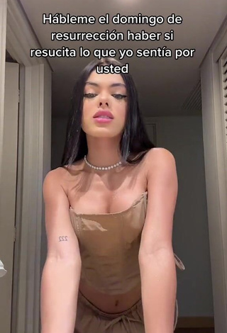 5. priv_mav Shows her Sexy Decollete