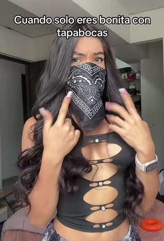 2. Sensual priv_mav Shows Cleavage in Black Crop Top (Side Boob)