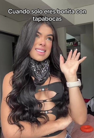 5. Sensual priv_mav Shows Cleavage in Black Crop Top (Side Boob)