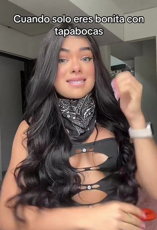 6. Sensual priv_mav Shows Cleavage in Black Crop Top (Side Boob)