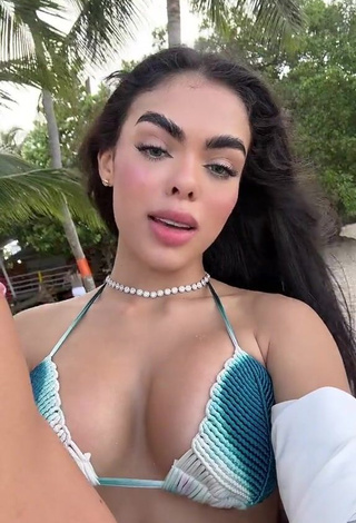 Erotic priv_mav Shows Cleavage in Bikini Top (Side Boob)