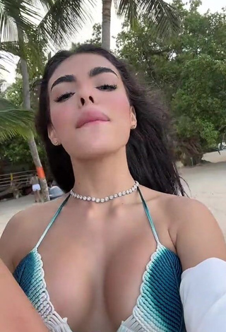 2. Erotic priv_mav Shows Cleavage in Bikini Top (Side Boob)