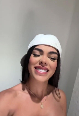 Hot priv_mav Shows Cleavage in White Tube Top