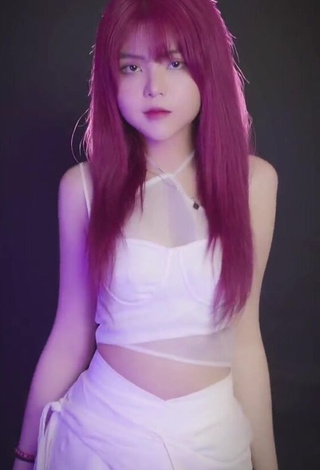 3. Sexy Reency Ngô Shows Cleavage in White Crop Top