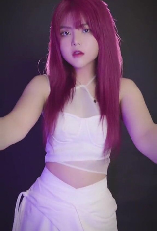 4. Sexy Reency Ngô Shows Cleavage in White Crop Top