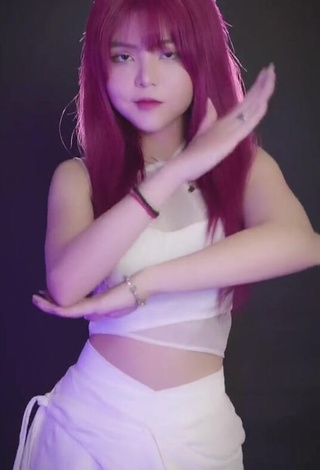 6. Sexy Reency Ngô Shows Cleavage in White Crop Top