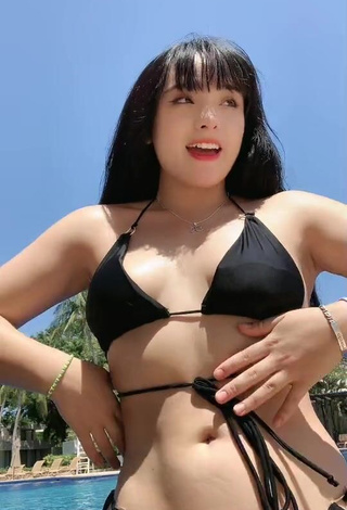 3. Luscious roslynkp Shows Cleavage in Black Bikini (Side Boob)