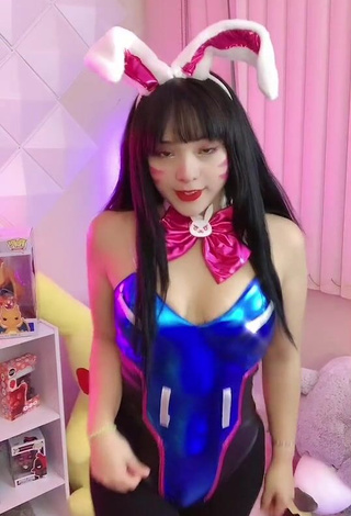 Sultry roslynkp Shows Cleavage in Bodysuit