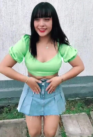 2. Hot roslynkp Shows Cleavage in Green Crop Top