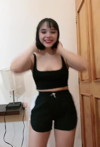 3. Titillating roslynkp Shows Cleavage in Black Crop Top