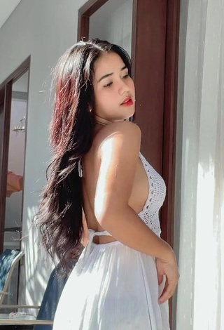 Angguncantik Demonstrates Sweetie Cleavage while Twerking (Side Boob)