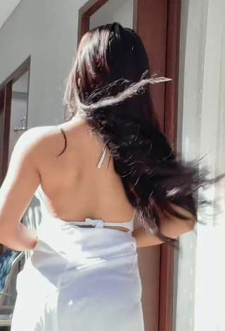 6. Angguncantik Demonstrates Sweetie Cleavage while Twerking (Side Boob)