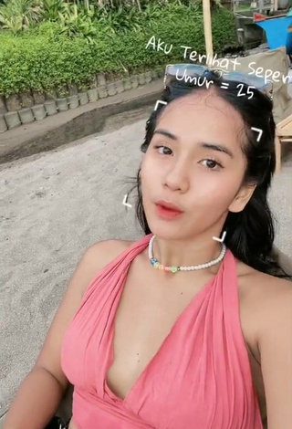 Angguncantik Looks Sweetie in Peach Crop Top (Side Boob)